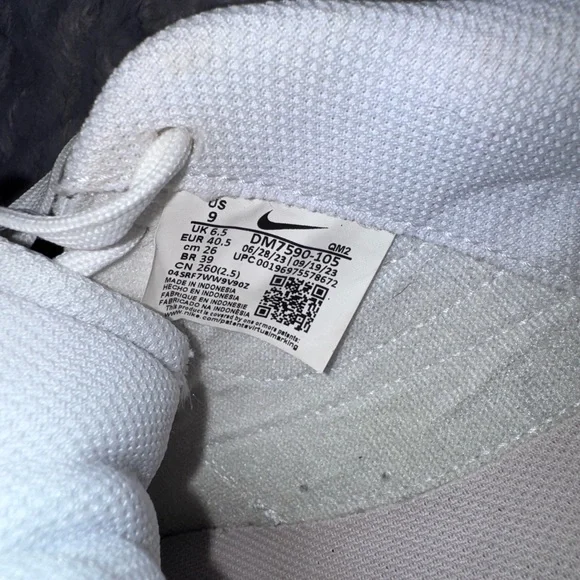 Nike women’s White and purple Sneakers - Picture 6 of 6